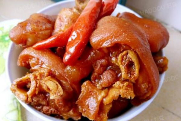 鹵水豬腳怎么做好吃，鹵水豬腳的家常做法