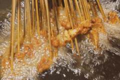 開一家油炸串串香小吃店一年四季暢銷！