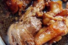 要想鹵牛肉好吃鹵料和牛肉的選擇都很重要