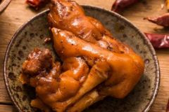 簡(jiǎn)單醬豬蹄的做法