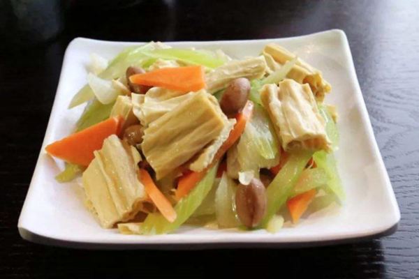 西芹腐竹拌花生