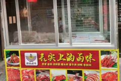 為什么大學(xué)生要擺攤賣(mài)鹵菜